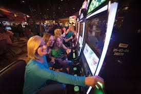 win88com တွင် Live Baccarat ကတ်ဂိမ်း ကစားနေသောပုံ